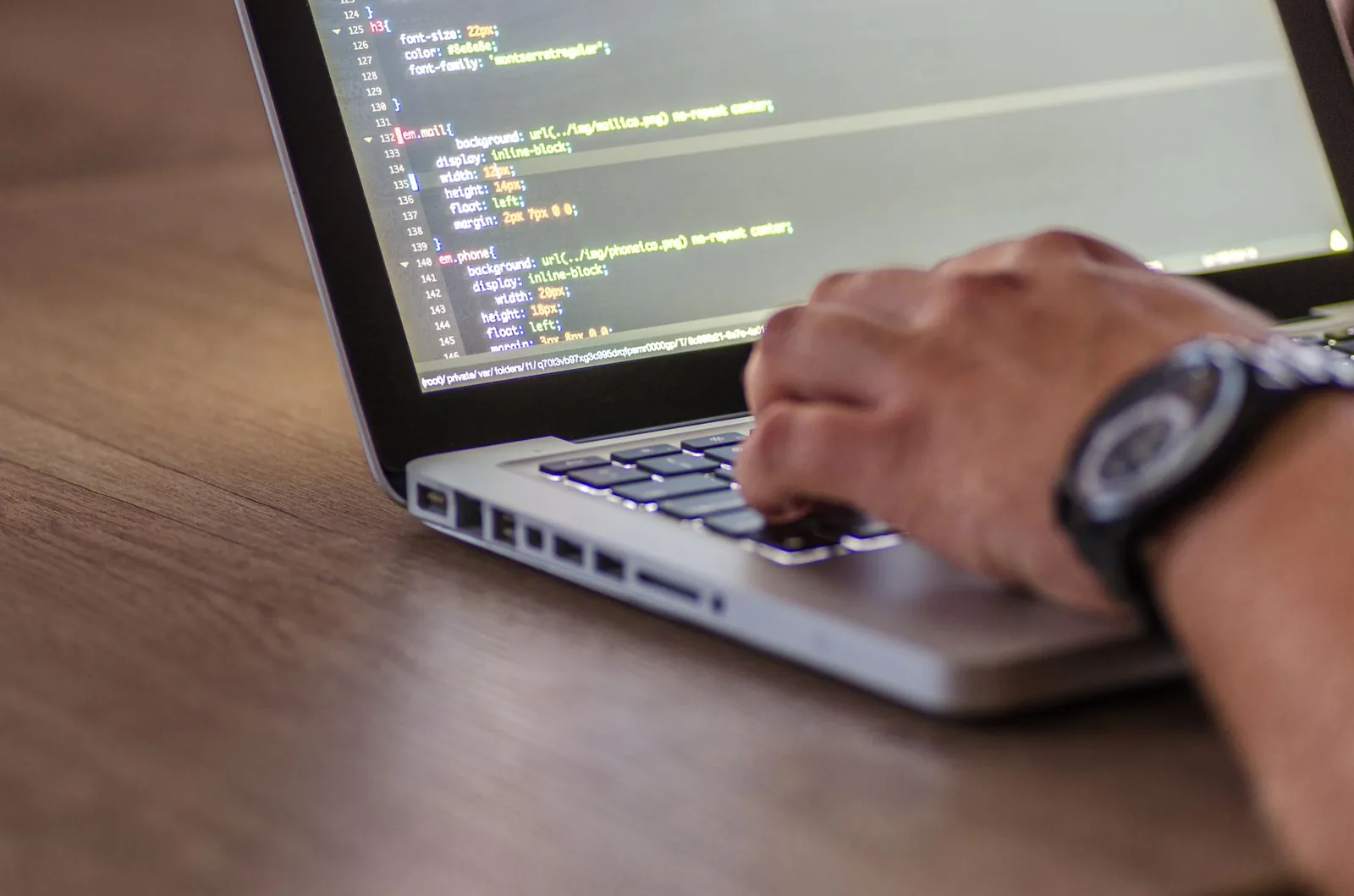 Programer koristi AI alate na laptopu, simbolizujući Anthropic kao infrastrukturnu platformu veštačke inteligencije